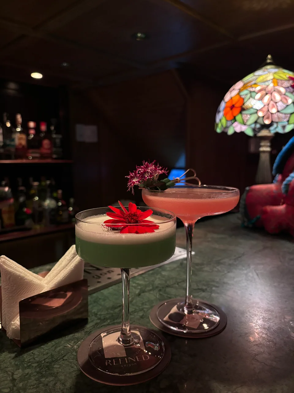 Cà phê và bánh ngọt tại Refined Saigon